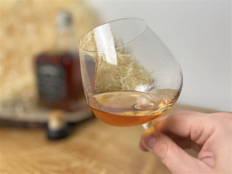 Detail brúseného krištáľu v pohári na whisky