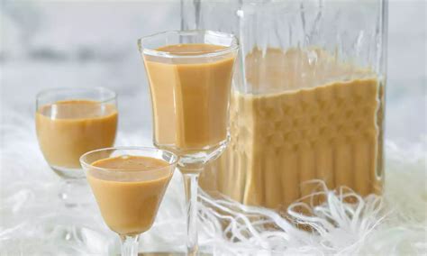 Šľahanie ingrediencií na mandľový likér