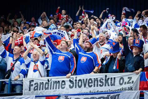 Slovenskí hokejoví fanúšikovia sledujúci zápas