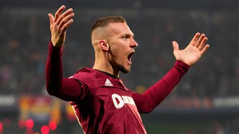 Futbalista jazdiaci autom