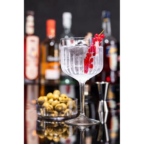 Nerozbitné poháre na víno v modernom interiéri