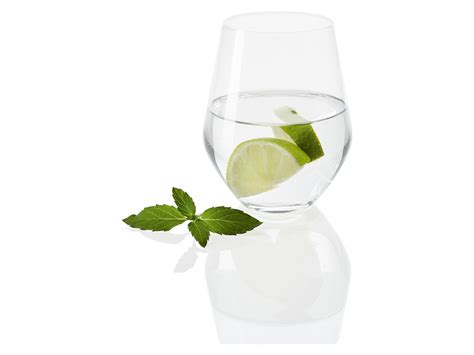 Pohár s osviežujúcim Mojitom ozdobený mätou