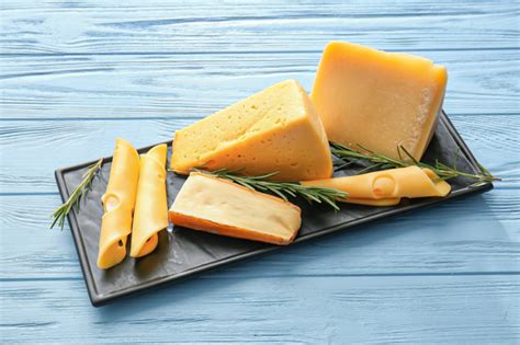 Rôzne druhy syrov na drevenej doske