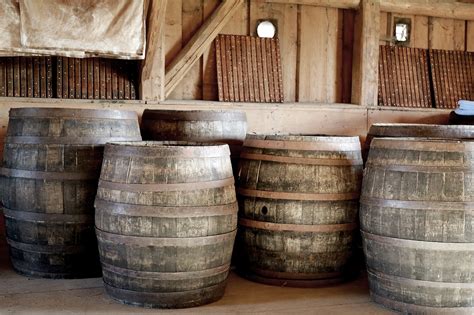 drevené sudy na zrenie alkoholu