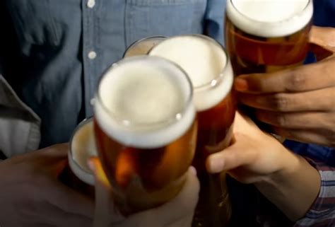 Hrnček s penou a rôznymi druhmi nealkoholického piva