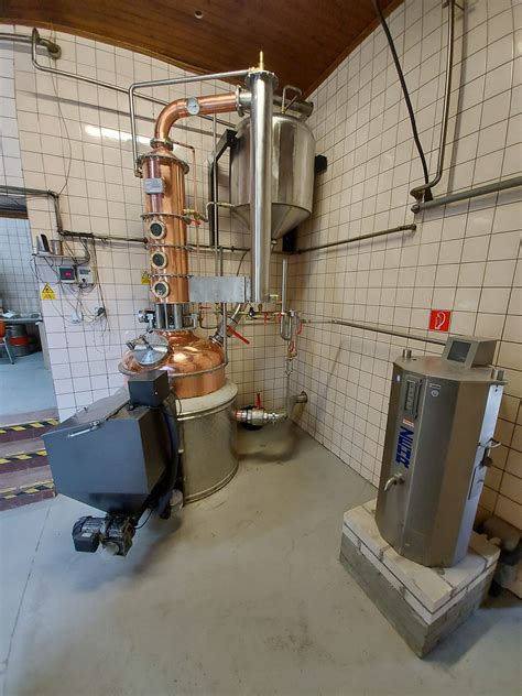 Interiér modernej pálenice s medenou kolónou