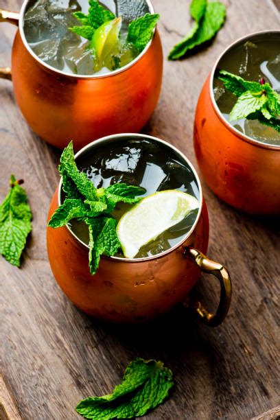 Zostavený koktail Moscow Mule v medenej šálke