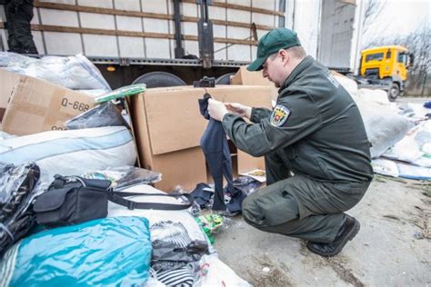 Colníci kontrolujúci tovar