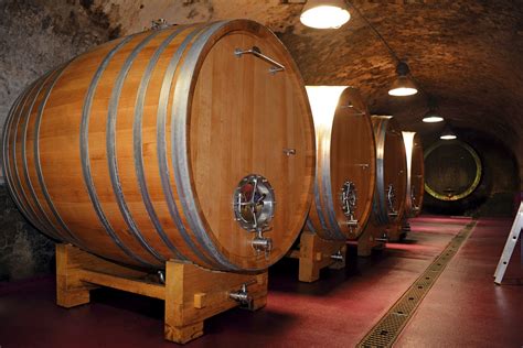 Interiér vinárstva s nerezovými tankami