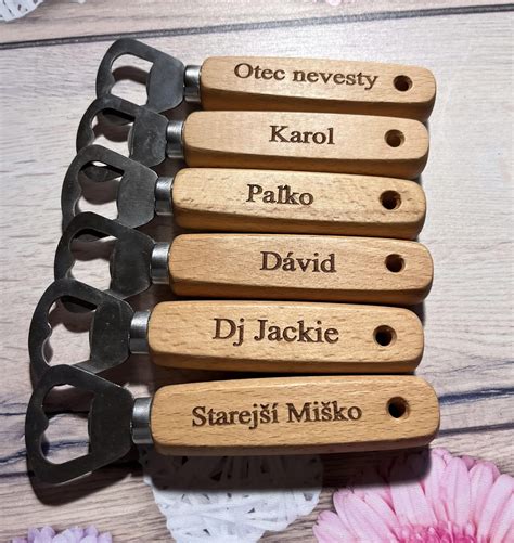 Drevený otvárač na pivo s logom