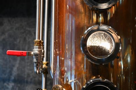 Ilustračná fotografia muža pijúceho pivo