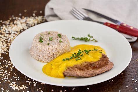 Grilované mäso s rumovou omáčkou