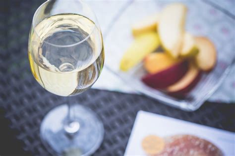 Biele víno v pohári s citrónom