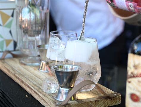 Fľaša s alkoholom a pohárik