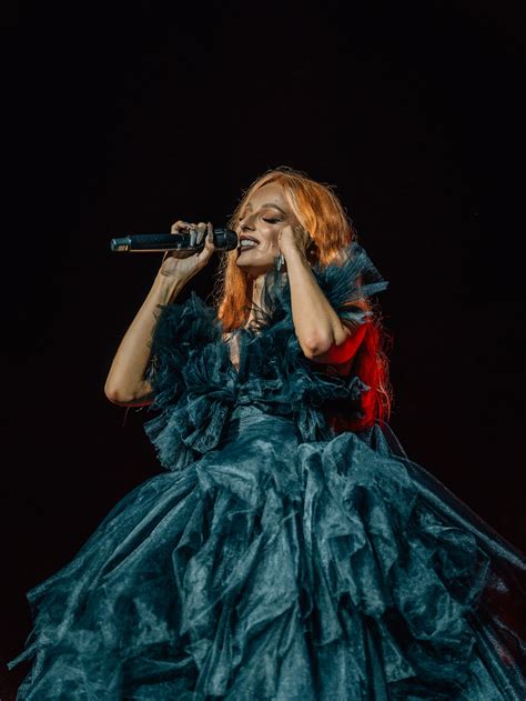 Symbolická fotografia dvoch rúk, jedna podáva druhej kvet