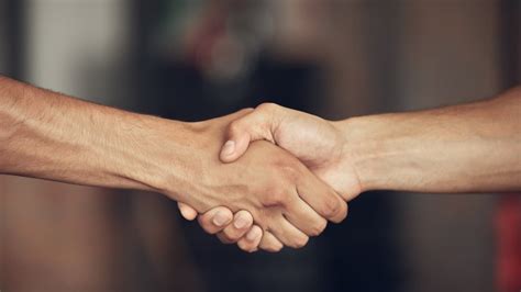 Dve ruky zdvíhajúce poháre s vodou a ovocným džúsom