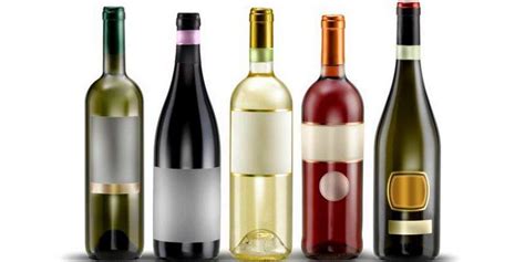 Fľaše rôznych druhov červeného vína