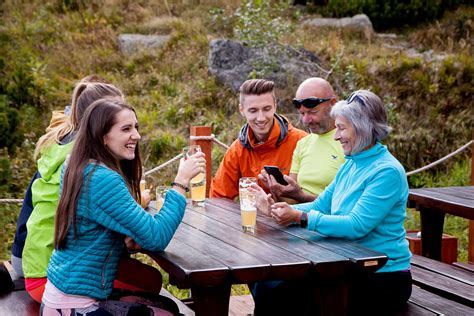 Letná terasa s ľuďmi popíjajúcimi nápoje