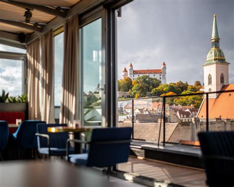 Interiér kaviarne Spolek s výhľadom do kláštornej záhrady