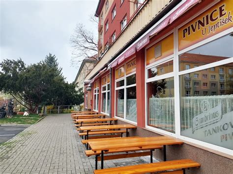 Vonkajšie posedenie pivnice U Alberta s pivnými sudmi