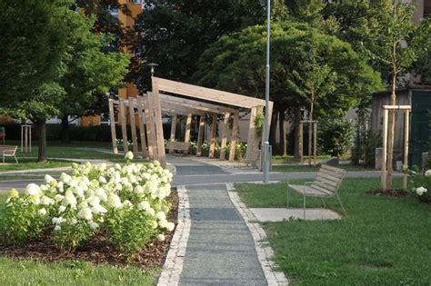 Vnitroblok kaviarne Mitte s kvetinami a vonkajším posedením