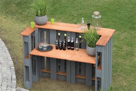 Vonkajší bar Žardán s osvetlením a ľuďmi zabávajúcimi sa