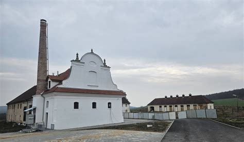 Fotografia tradičného českého pivovaru s drevenými sudmi