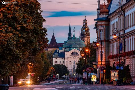 Námestie v Modre s kaviarňami