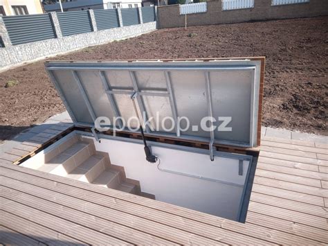 Vstup do veľkého kriedového sklepa na šampanské