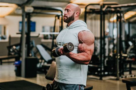 Športovec s meracím zariadením sledujúci výkon