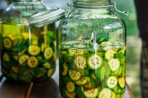 Ruky v ochranných rukaviciach krájajú zelené orechy