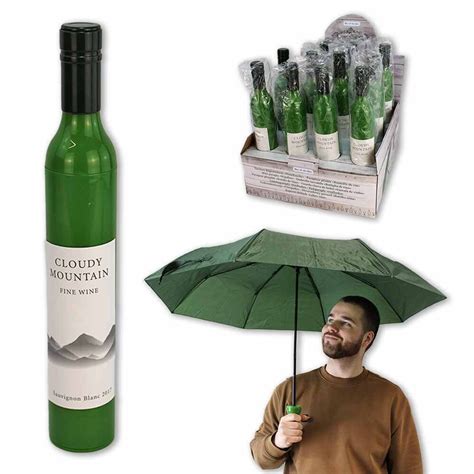 Fľaše bieleho vína v drevenom stojane