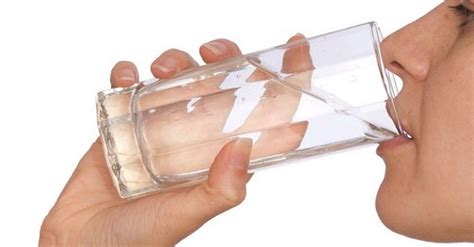 Ilustrácia zdravej stravy a pohára čistej vody