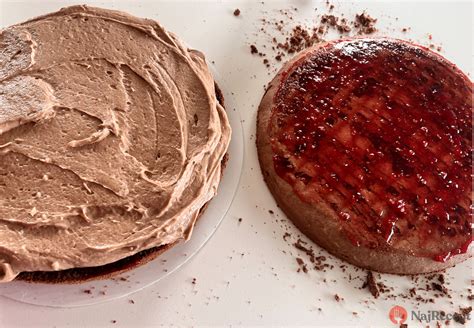 Fľaše s domácim malinovým vínom