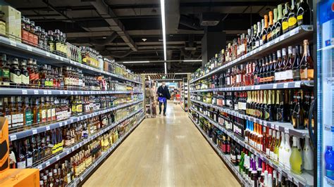 Regál s fľašami vodky v obchode