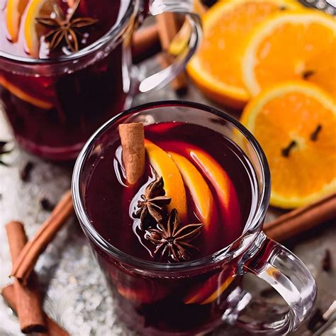 miska s celým korením na varené víno