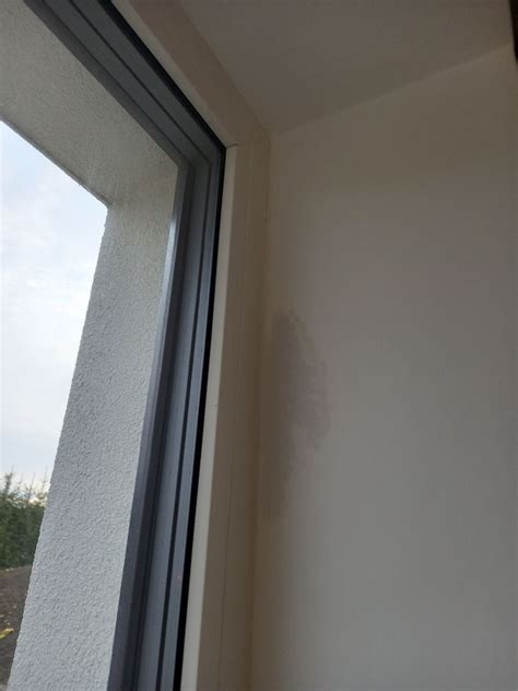 Ilustrácia staršieho človeka sediaceho osamelo pri okne