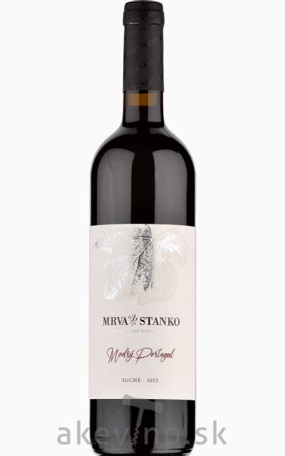 Fľaša červeného vína s etiketou Modrý portugal