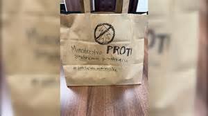 Ilustračná fotografia interiéru reštaurácie s jedlom a nápojmi