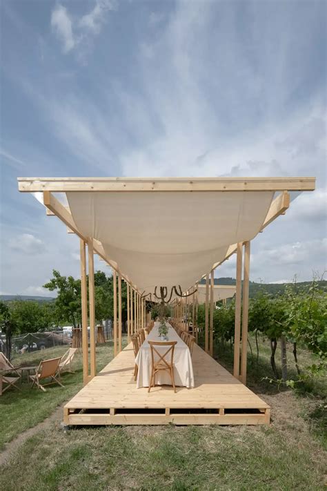 Ilustrácia ženy pijúcej víno