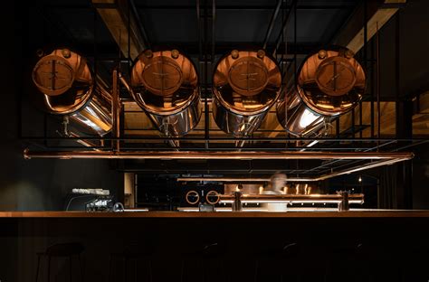 Interiér pivnice Mikrosvín s nerezovými tankami