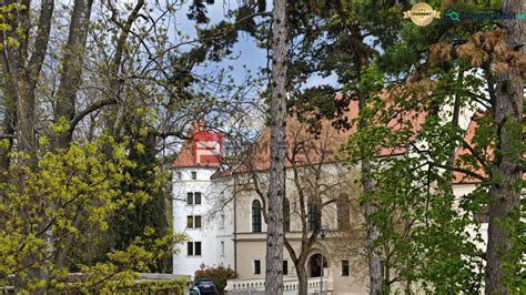 Mikulovský zámok s výhľadom na mesto