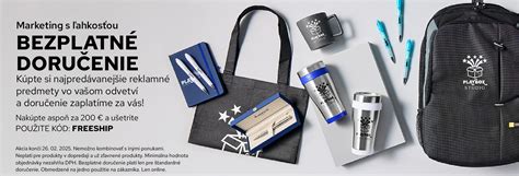 Osoba balí darčekové predmety s logom firmy