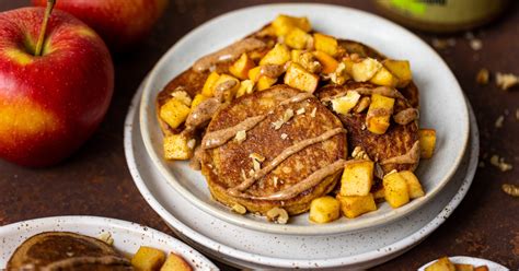 Pohár horúceho likéru s posypanou škoricou