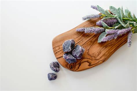 Ilustrácia znázorňujúca rôzne formy liečby depresie a alkoholizmu