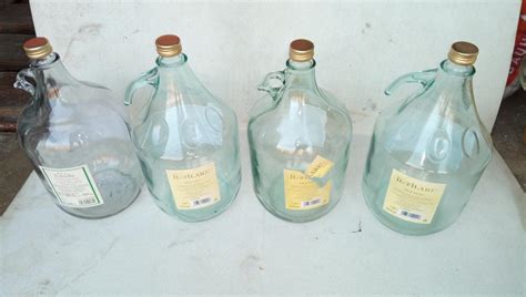 Rôzne štádiá zrenia vína v skle