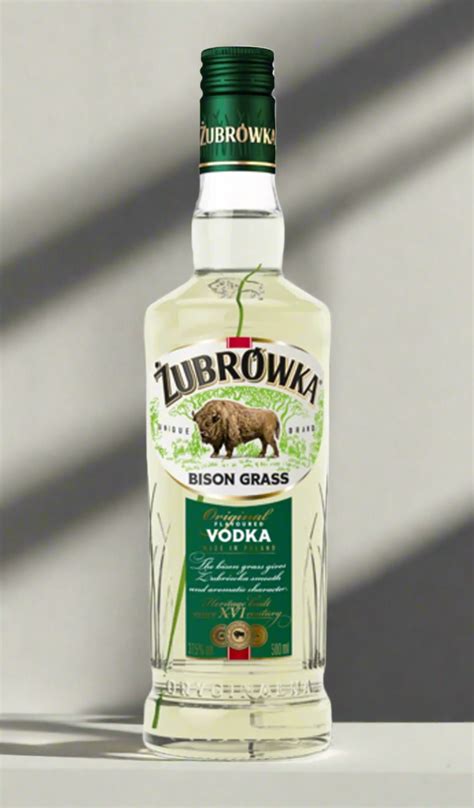 Ilustrácia fľaše Żubrówka Bison Grass vedľa fľaše Finlandia Grapefruit