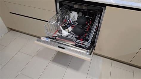 vnútro umývačky riadu