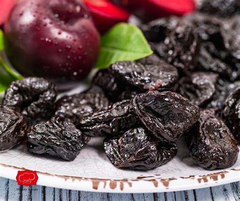 Ilustrácia slivky s tvárou