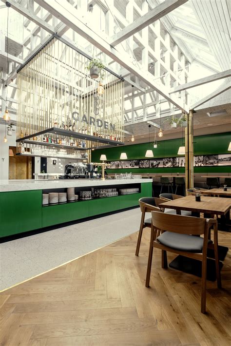 Moderný interiér taproomu The Garden Brewery s výčapmi a priestorom na sedenie